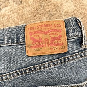 Light-washed Levi 550 Jeans